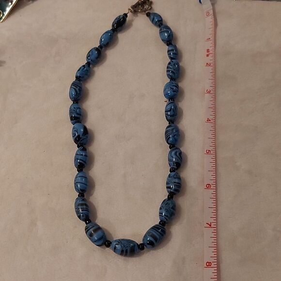 9 Assorted Necklaces - Picture 4 of 11